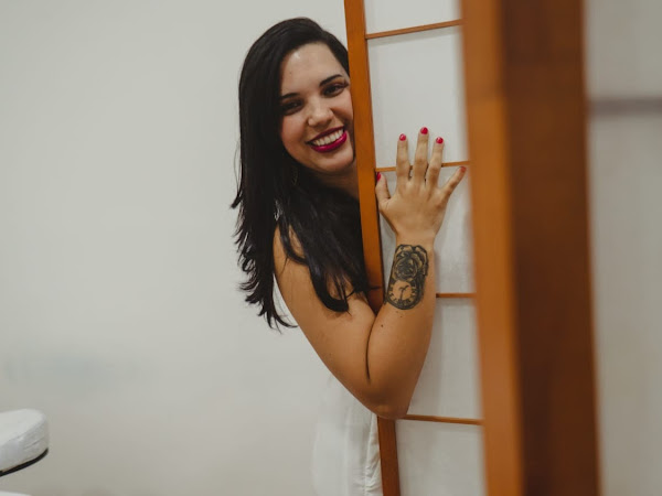Daiana Angélica no espaço de atendimento da Angelus Massoterapia